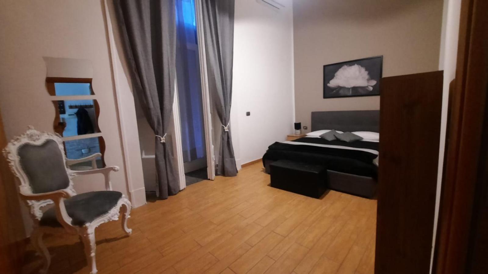 White Home Quartieri Spagnoli Неаполь Экстерьер фото